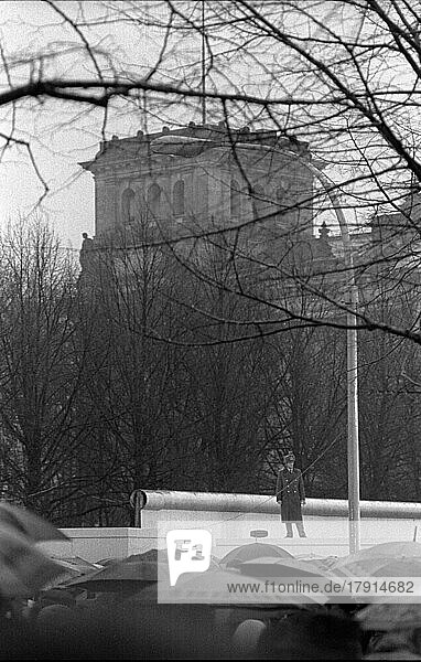DDR  Berlin  22. 12. 1989  Öffnung des Brandenburger Tor (am Brandenburger Tor wird die Mauer geöffnet)  Menschen  Bürger  Leute strömen vorbei an einem einsamen Grenzoffiziere (NVA) in den Westen Berlins  Westberlin  Berlin-West