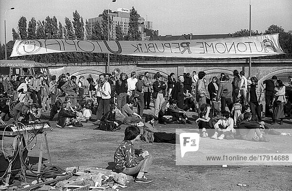 DDR  Berlin  03. 10. 1990  Gründung der Autonomen Republik Utopia am Wachturm am Spreebogen