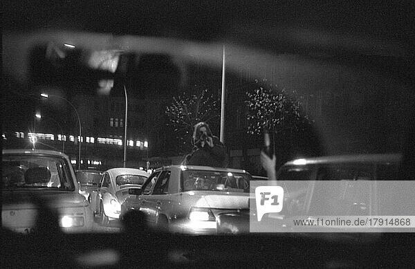 DDR  Berlin  09. 11. 1989  Öffnung der Berliner Mauer  Stau  Autokolonne zum Grenzübergang Bornholmer Straße