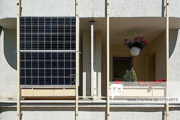 Solarpanel an einem Balkon in Düsseldorf  Nordrhein-Westfalen  Deutschland  Europa