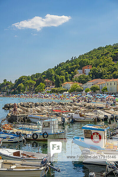 Blick auf Boote im Yachthafen von Moscenicka Draga  Kvarner-Bucht  Ost-Istrien  Kroatien  Europa