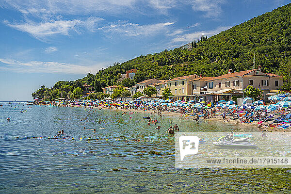 Blick auf den Strand von Moscenicka Draga  Kvarner-Bucht  Ost-Istrien  Kroatien  Europa