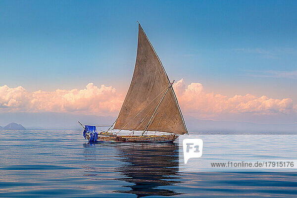 Traditionelles Holzsegelschiff auf See vor der Nordwestküste von Madagaskar  Indischer Ozean  Afrika
