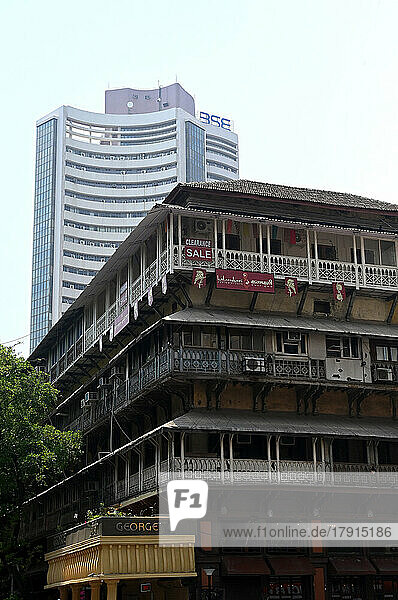Der moderne BSE-Wolkenkratzer  die frühere Bombay Stock Exchange  überschattet das darunter liegende  heruntergekommene dreistöckige Gebäude aus der Raj-Ära  Mumbai  Indien  Asien