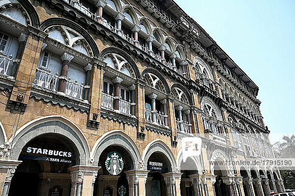 Elphinstone Building  erbaut 1870  im Stil eines venezianisch-gotischen Palazzos  beherbergt heute ein Starbucks-Café der Tata Alliance  Mumbai  Indien  Asien
