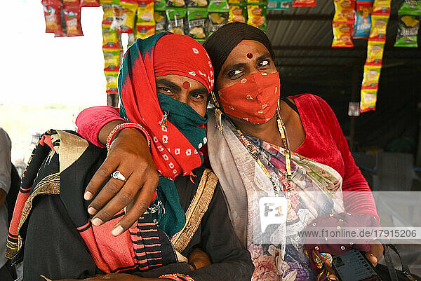Zwei Hijras  Transgender-Personen  gute Freunde  in einem Dhaba am Straßenrand  die versuchen  jede Arbeit anzunehmen  die sie bekommen können  Bavla  Gujarat  Indien  Asien