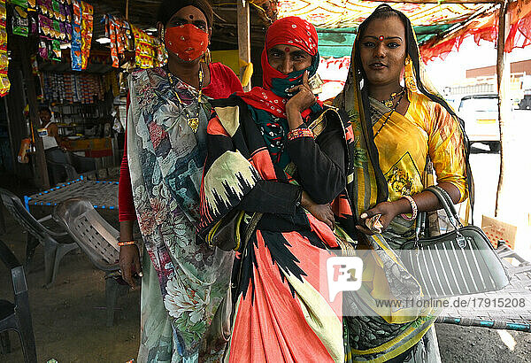 Drei Hijras  Transgender-Personen  in einem Dhaba am Straßenrand  die versuchen  irgendeine Arbeit zu finden  wo sie können  Bavla  Gujarat  Indien  Asien
