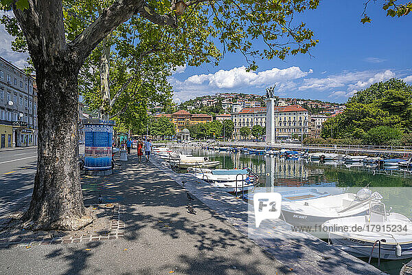 Blick auf den Mrtvi-Kanal und das Denkmal der Befreiung in der Altstadt  Rijeka  Kvarner-Bucht  Kroatien  Europa