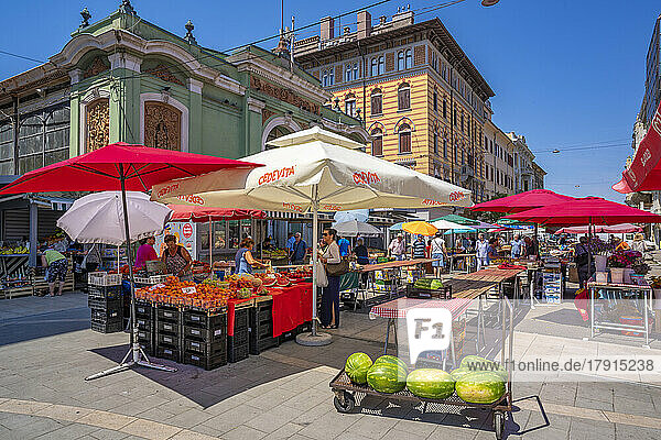 Blick auf einen Obst- und Gemüsestand und die Außenseite des verschnörkelten Gebäudes des Zentralmarktes  Rijeka  Kroatien  Europa