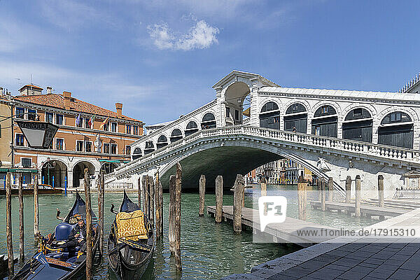 Rialto Bridge  Venice  UNESCO World Heritage Site  Veneto  Italy  Europe