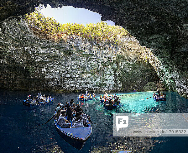 Touristenboote in den kristallklaren blauen Gewässern der Höhle des Melissani-Sees  Kefalonia  Ionische Inseln  Griechische Inseln  Griechenland  Europa