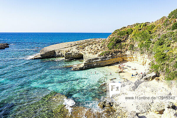 Touristen genießen das Schwimmen im kristallklaren Meer am malerischen Strand von Pessada  Luftaufnahme  Kefalonia  Ionische Inseln  Griechische Inseln  Griechenland  Europa