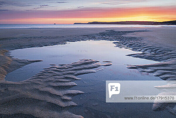 Gezeitentümpel an einem einsamen Sandstrand bei Sonnenaufgang  Harlyn Bay  Cornwall  England  Vereinigtes Königreich  Europa