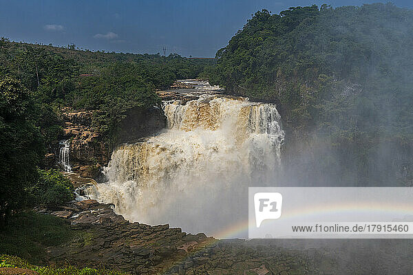 Regenbogen am Zongo-Wasserfall am Inkisi-Fluss  Demokratische Republik Kongo  Afrika