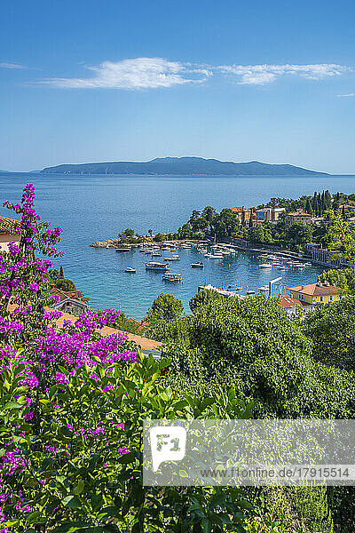 Blick auf den Hafen und die Dächer von Ika von einer erhöhten Position aus  Ika  Kvarner Bucht  Ost-Istrien  Kroatien  Europa
