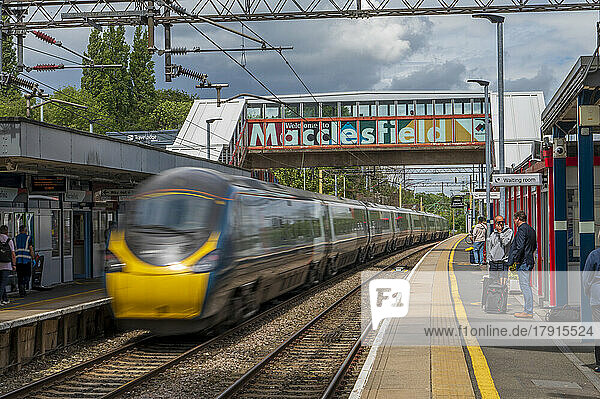 Zug in Richtung Manchester fährt durch den Bahnhof Macclesfield  Macclesfield  Cheshire  England  Vereinigtes Königreich  Europa