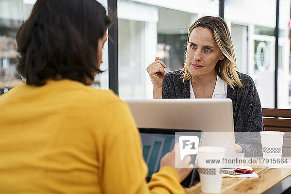 Mid-shot Ansicht der weiblichen Mitarbeiter diskutieren im Freien Büro