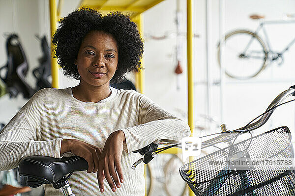 Porträt einer afro-amerikanischen Ladenbesitzerin in ihrem Fahrradgeschäft