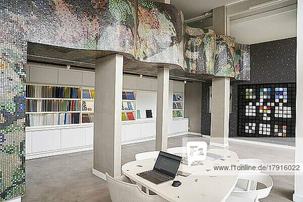 Foto des Ausstellungsraums des Innenarchitekten und des offenen Arbeitsbereichs
