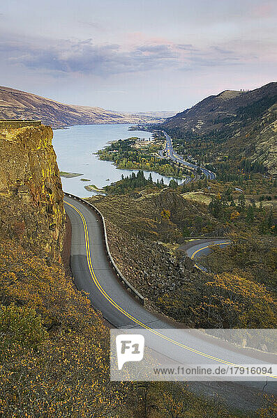 Der Columbia River Highway von Rowena Crest  Blick auf eine Straße und einen See.