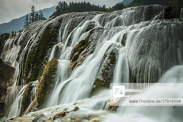 Der Jiuzhaigou-Wasserfall  ein Wasserfall in einem Nationalpark  der zum Weltkulturerbe der Unesco gehört  stürzt über Felsen.