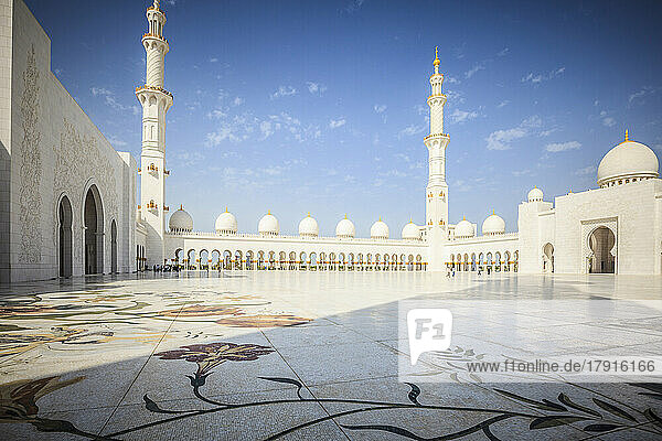 Die Sheikh-Zayed-Moschee  der Innenhof und das Äußere der Gebetshalle  moderne Architektur.