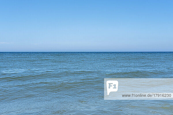 Stockfoto von ruhigem blauem Meer und Himmel  Cape Cod  Massachusetts