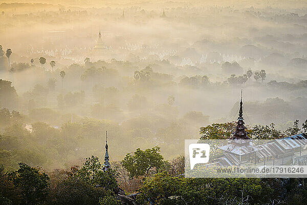 Der Blick über die Ebene mit Tempeln  Stupas  die aus dem Nebel aufsteigen  Seen und Wäldern.