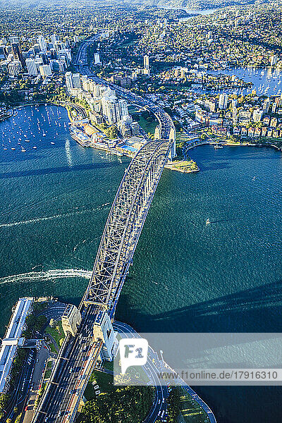 Blick von oben auf die Sydney Harbour Bridge und die Stadt Sydney  das Stadtzentrum und das Hafenviertel.