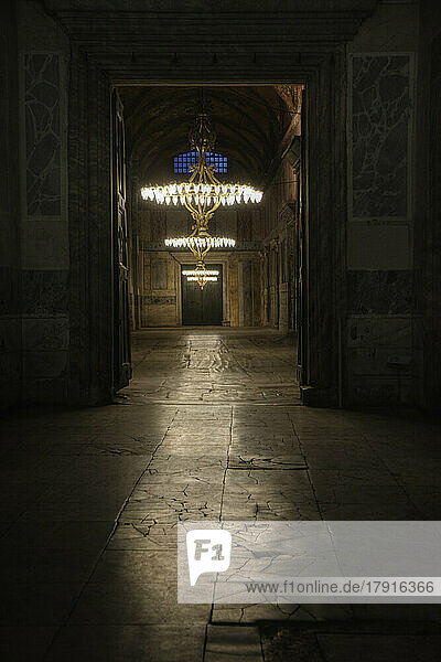 Hagia Sophia Großmoschee  das dunkle Innere eines historischen Gebäudes  ehemalige Moschee und Kirche  Fliesen und Kronleuchter mit hellen Lichtern.