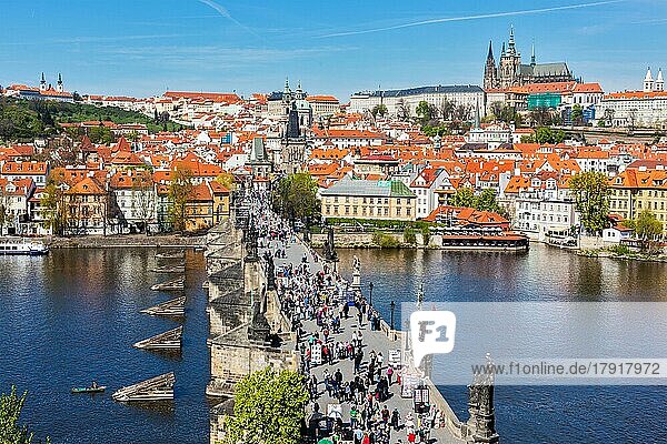 PRAG  TSCHECHISCHE REPUBLIK  26. APRIL 2012: Die Karlsbrücke über der Moldau ist voll mit Touristen in Prag  Tschechische Republik  Europa