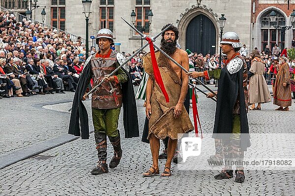 BRUGES  BELGIEN  17. MAI: Jährliche Heilig-Blut-Prozession am Himmelfahrtstag. Einheimische führen Dramatisierungen biblischer Ereignisse auf  Johannes der Täufer wird verhaftet. 17. Mai 2012 in Brügge (Brugge)  Belgien  Europa