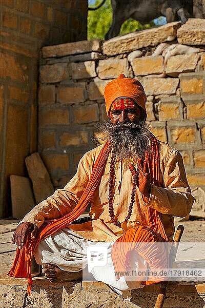 JAISALMER  INDIEN  28. NOVEMBER 2012: Indischer Sadhu (heiliger Mann) segnet. Sadhus sind heilige Männer  die ein asketisches Leben führen und sich auf die spirituelle Praxis des Hinduismus konzentrieren
