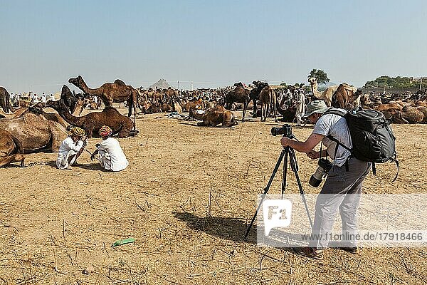 PUSHKAR  INDIEN  21. NOVEMBER 2012: Ein Fotograf macht Fotos auf der Pushkar-Kamelmesse (Pushkar Mela)  einer jährlichen fünftägigen Kamel- und Viehmesse  einer der größten Kamelmessen und Touristenattraktion der Welt