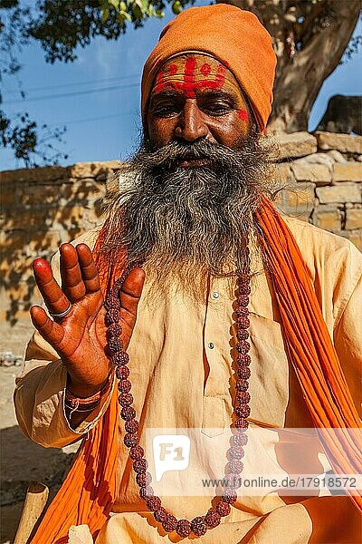 JAISALMER  INDIEN  28. NOVEMBER 2012: Indischer Sadhu (heiliger Mann) segnet. Sadhus sind heilige Männer  die ein asketisches Leben führen und sich auf die spirituelle Praxis des Hinduismus konzentrieren