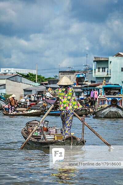 CAN THO  VIETNAM  4. JUNI  2011: Nicht identifizierte Menschen auf einem schwimmenden Markt im Mekong-Delta. Die Märkte von Cai Rang und Cai Be sind die zentralen Märkte im Delta und wurden zu beliebten Touristenzielen