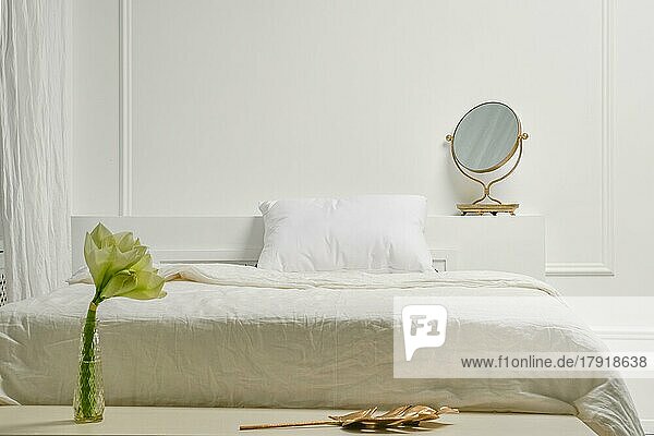 Seitenansicht eines Bettes mit Kissen in einem Loftzimmer