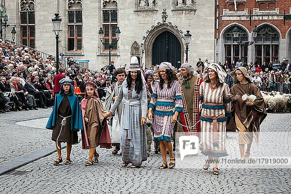 BRUGES  BELGIEN  17. MAI: Jährliche Heilig-Blut-Prozession am Himmelfahrtstag. Einheimische führen eine historische Nachstellung und Inszenierungen biblischer Ereignisse auf. 17. Mai 2012 in Brügge (Brugge)  Belgien  Europa