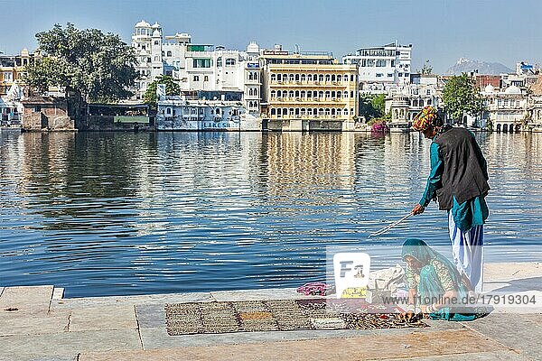 UDAIPUR  INDIEN  24. NOVEMBER 2012: Indische Frau in traditioneller Rajasthani-Kleidung verkauft Schmuck am Ghat des Pichola-Sees  Udaipur  Rajasthan  Indien  Asien