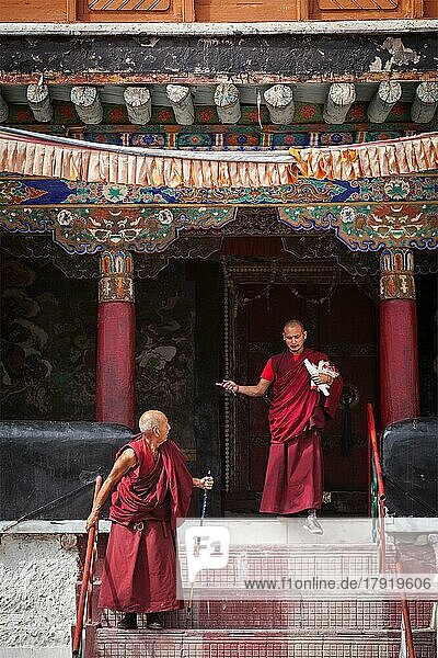 SPITUK  INDIEN  6. SEPTEMBER 2011: Tibetische buddhistische Mönche steigen die Treppe im Kloster Spituk hinauf. Ladakh  Indien  Asien