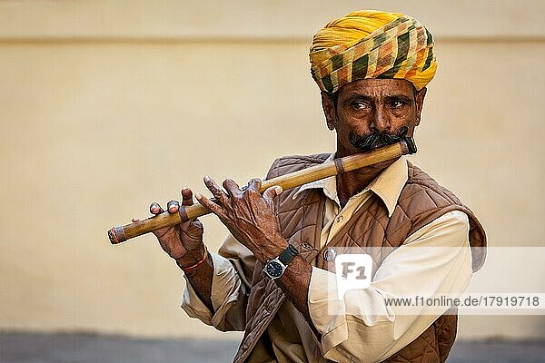 JODHPUR  INDIEN  26. NOVEMBER 2012: Indischer Mann spielt Holzflöte im Mehrangarh Fort  Rajashtan  Indien  Asien
