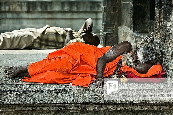TIRUVANAMALLAI  INDIEN  7. JANUAR 2010: Sadhu  religiöser Asket oder heilige Person  schläft im Hindu-Tempel Arunachaleswar. Tiruvanamallai  Tamil Nadu  Indien  Asien