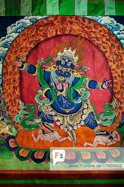 HEMIS  INDIEN  4. SEPTEMBER 2011: Wandgemälde von Dharmapala  einer zornvollen Schutzgottheit des tibetischen Buddhismus. Hemis Gompa (Kloster)  Ladakh  Indien  Asien