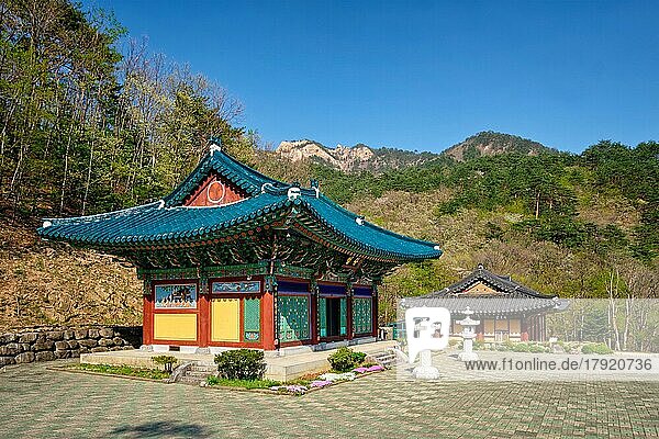 SEORAKSAN  SÜDKOREA  15. APRIL 2017: Der buddhistische Tempel Sinheungsa im Seoraksan-Nationalpark  Seoraksan  Südkorea  Asien