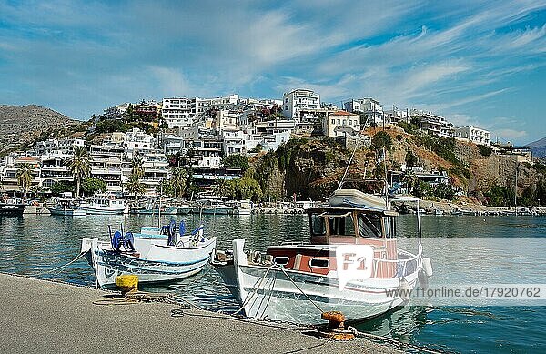 Fischerboote mit Blick auf Agia Galini  Kreta  Griechenland  Europa