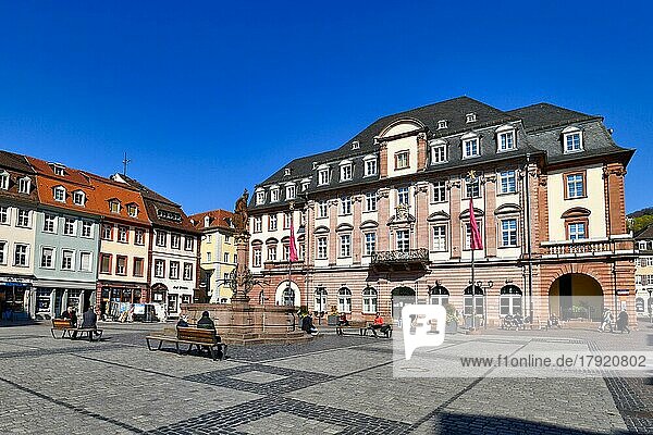 Marktplatz mit historischem Rathaus an einem sonnigen Frühlingstag  Heidelberg  Deutschland  Europa