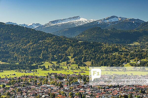 Oberstdorf  Oberallgäu  Bayern  Deutschland  dahinter Hoher Ifen  2230m  Gottesackerplateau  Toreck  2017m  Kleinwalsertal  Vorarlberg  Allgäuer Alpen  Österreich  Europa