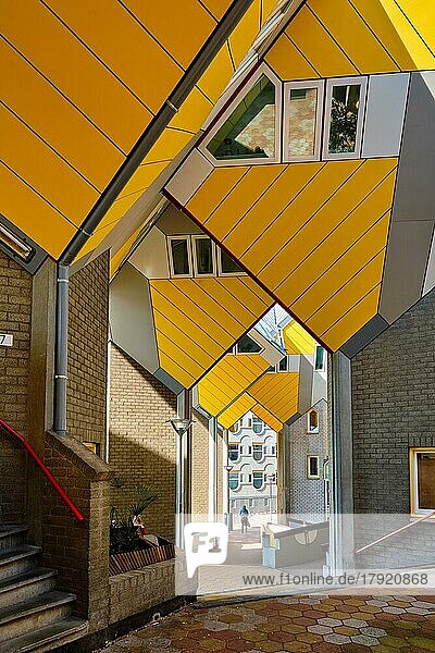 ROTTERDAM  NIEDERLANDE  11. MAI 2017: Cube Houses  innovative würfelförmige Häuser  die der Architekt Piet Blom mit der Idee der Raumoptimierung in Rotterdam  Niederlande  entworfen hat  sind jetzt eine Touristenattraktion  Europa