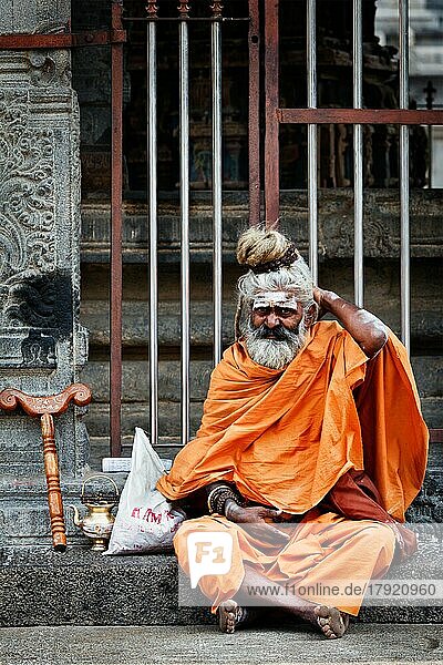 TIRUVANAMALLAI  INDIEN  7. JANUAR 2010: Sadhu  religiöser Asket oder heilige Person  im Hindu-Tempel Arunachaleswar. Tiruvanamallai  Tamil Nadu  Indien  Asien