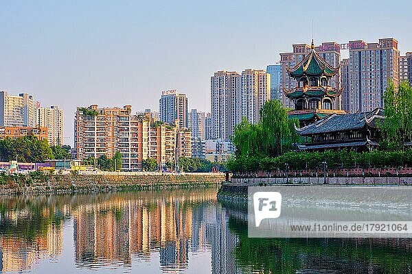 CHENGDU  CHINA  16. APRIL 2018: Wangjiang Pavillon (Wangjiang Tower) Park (Wangjianglou Park) Blick über den Jinjiang Fluss  Chengdu  Sichuan  China bei Sonnenuntergang